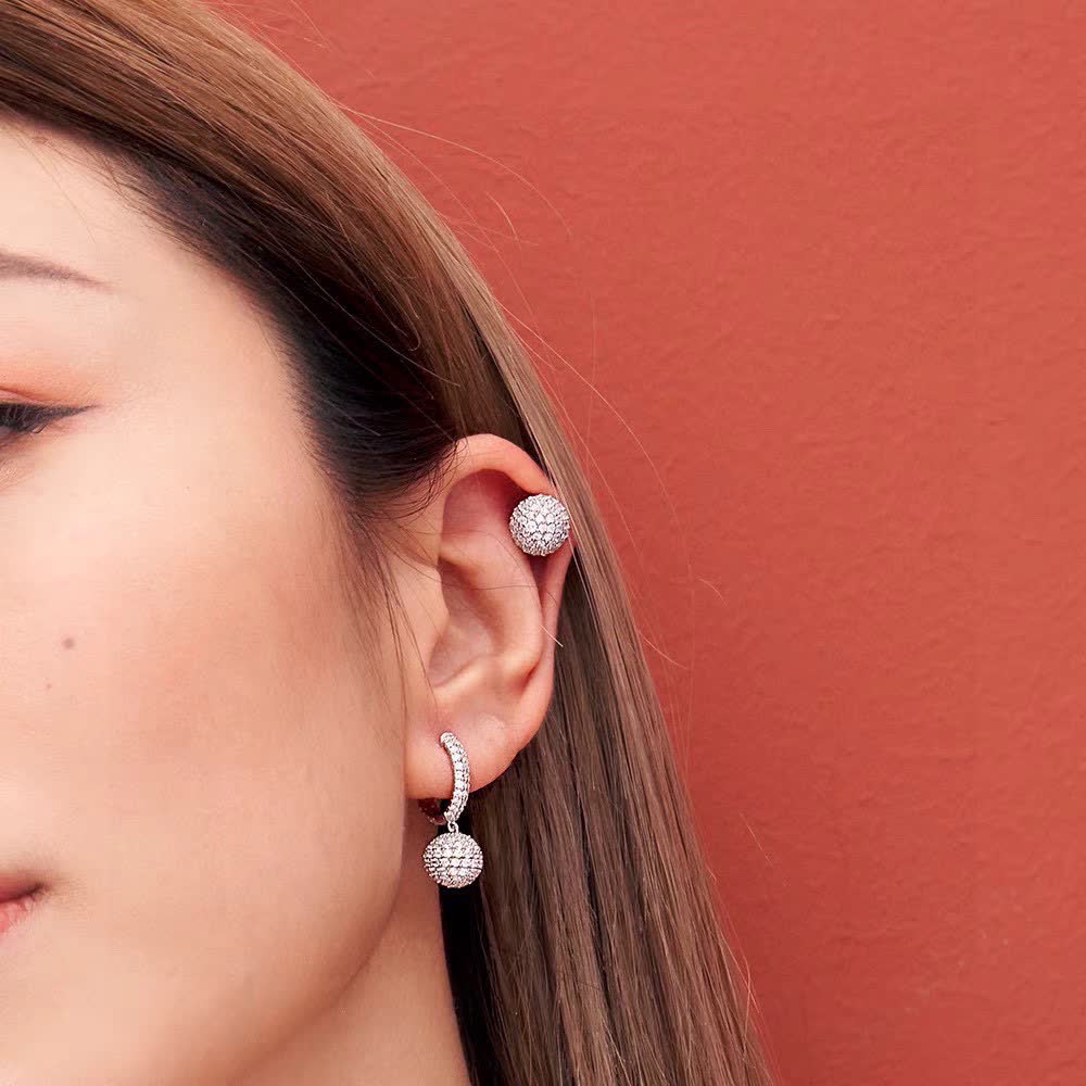 APM Monaco Elegant Diamond Stud Earrings